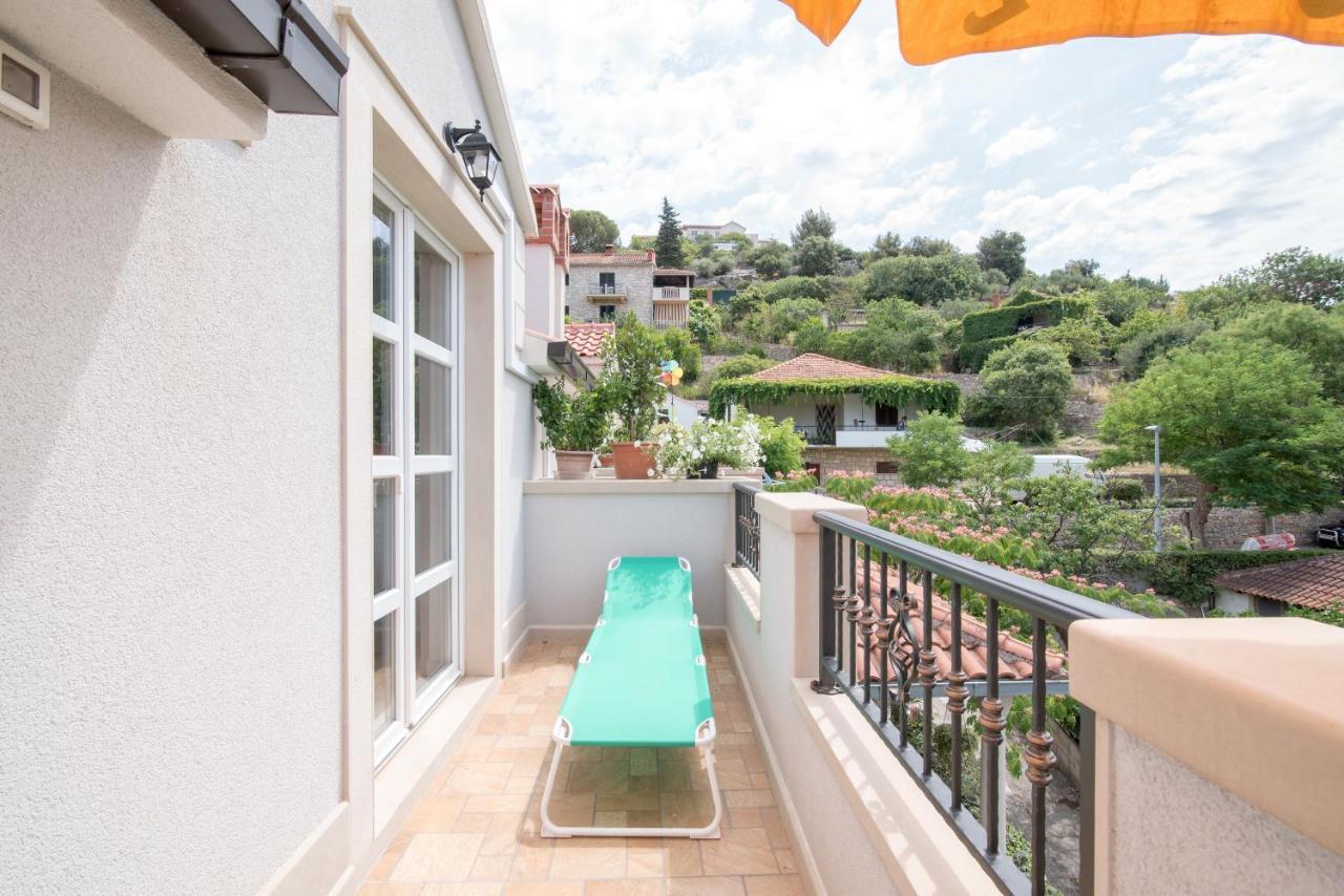 Apartments Mare Postira Exterior photo