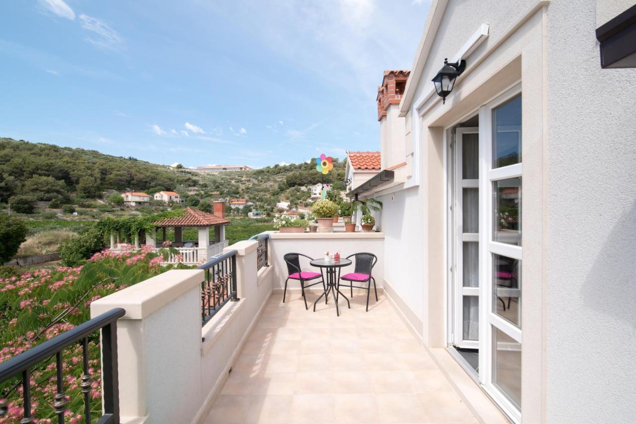Apartments Mare Postira Exterior photo