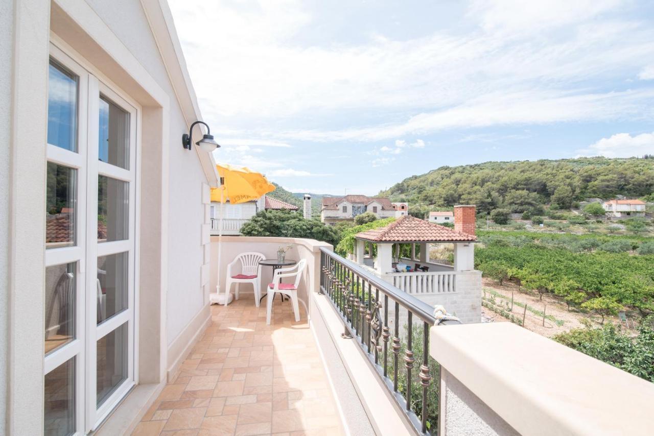 Apartments Mare Postira Exterior photo