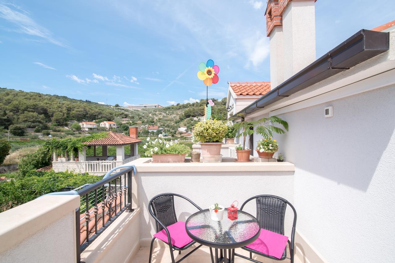 Apartments Mare Postira Exterior photo