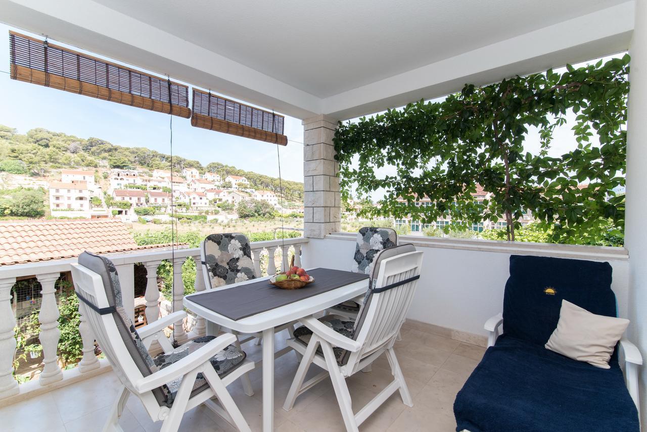 Apartments Mare Postira Exterior photo